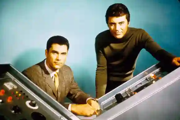 THE TIME TUNNEL ROBERT COLBERT, JAMES DARREN. Strictly editorial use only in conjunction with the promotion of the film