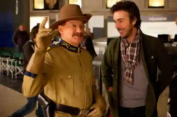 NIGHT AT THE MUSEUM: SECRET OF THE TOMB, from left: Robin Williams, as Teddy Roosevelt, director Shawn Levy, on set, 201