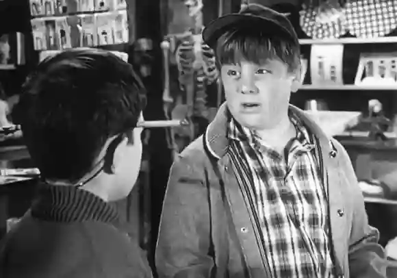 LEAVE IT TO BEAVER, (de gauche à droite) : Jerry Mathers, Robert Rusty Stevens, Beaver The Magician, (Saison 3, diffusée le 19 déc. 19