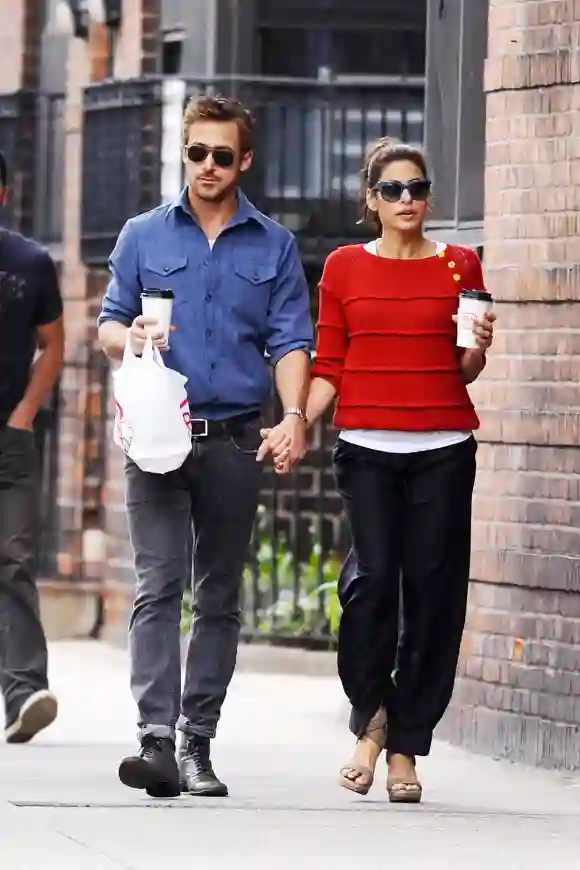 Ryan Gosling et sa petite amie Eva Mendes profitent de leur romance autour d'un café à New York City 77599, NEW YORK CITY, NEW YORK -