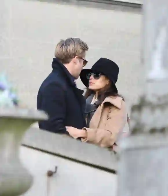 Eva Mendes and Ryan Gosling at the Pere Lachaise Cemetary in Paris Eva Mendes and Ryan Gosling visiting the Pere Lachais