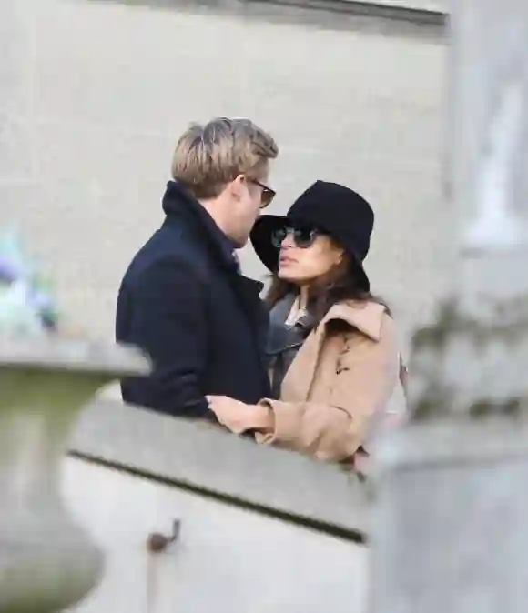 Eva Mendes et Ryan Gosling au cimetière du Père Lachaise à Paris Eva Mendes et Ryan Gosling visitent le Pere Lachais