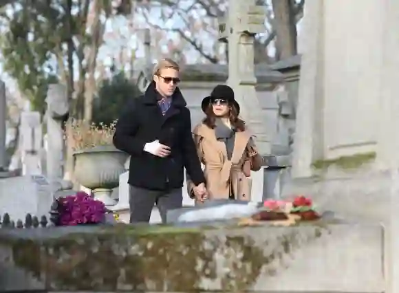Eva Mendes and Ryan Gosling at the Pere Lachaise Cemetary in Paris Eva Mendes and Ryan Gosling visiting the Pere Lachais
