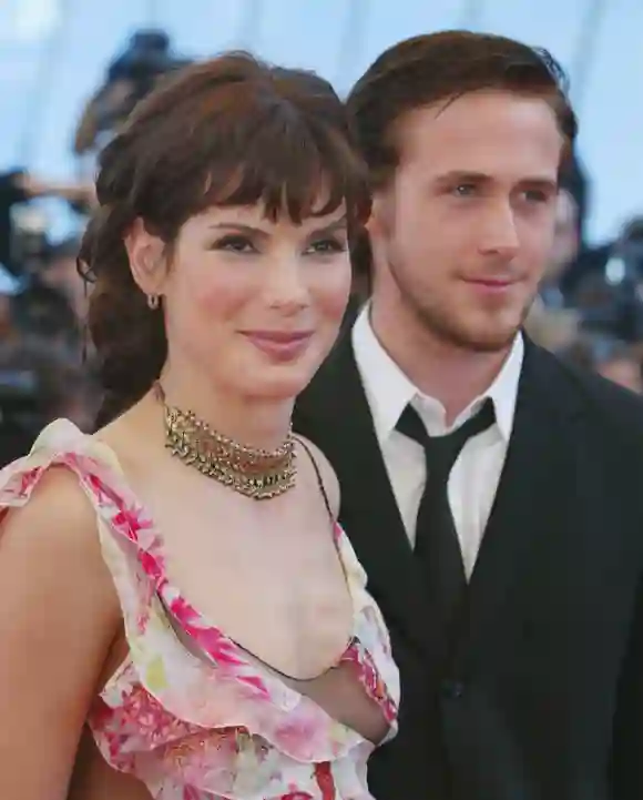Sandra Bullock y Ryan Gosling llegan al Festival Palace antes de la proyección de la película "Asesinato por números" en el 55º Festival Internacional de Cine de Cannes 2002