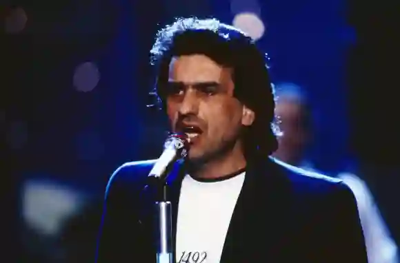 Toto Cutugno Toto Cutugno, Italian singer and songwriter, sings during a performance, Germany 1993., Deutschl