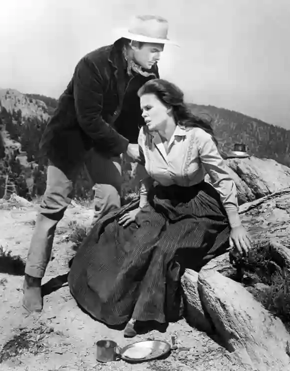 THE VIRGINIAN (alias THE MEN FROM SHILOH), de gauche à droite) : John Saxon, Sara Lane, Vision of Blindness, (Saison 7, diffusée en oct.