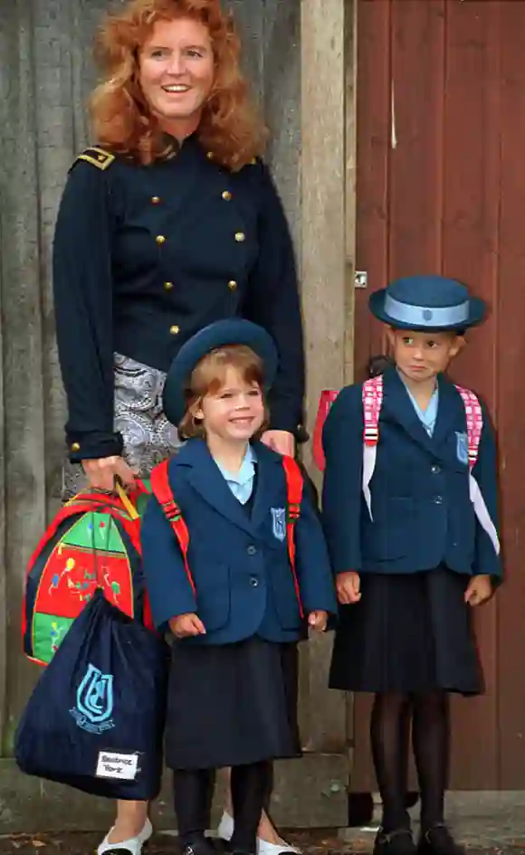 La princesa Eugenie en su primer día de escuela con su madre Sarah y su hermana, la princesa Beatrice.