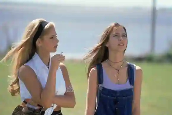 Sarah Michelle Gellar y Jennifer Love Hewitt en "Sé lo que hicisteis el último verano" 1997