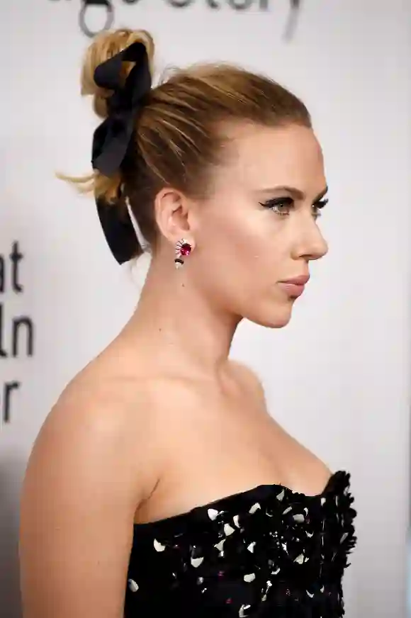 Scarlett Johansson luce un moño alto