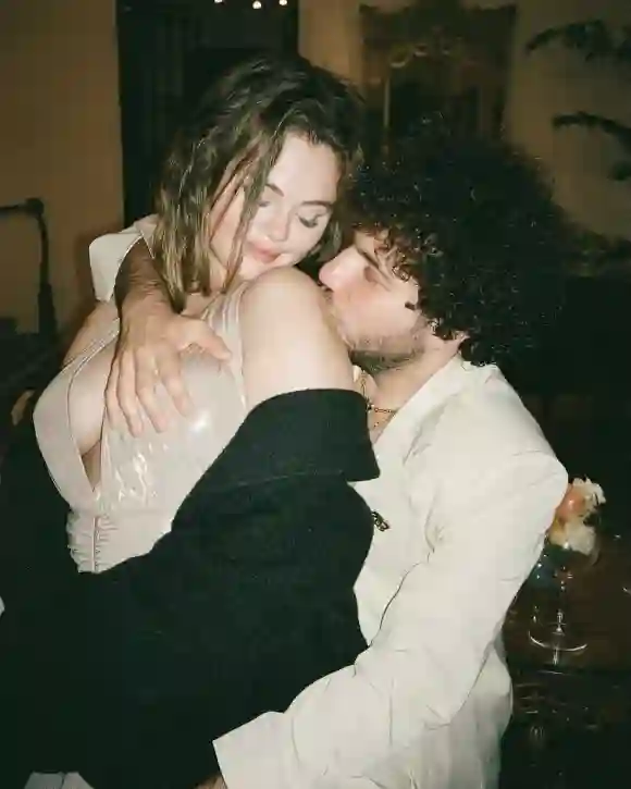Selena Gomez and Benny Blanco kiss couple