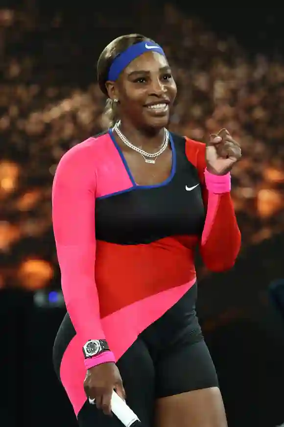 Serena Williams celebra ganar los cuartos de final contra Simona Halep en el Open de Australia 2021