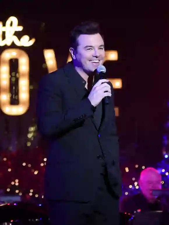 Seth MacFarlane actúa en el escenario durante The Grove Christmas con Seth MacFarlane.