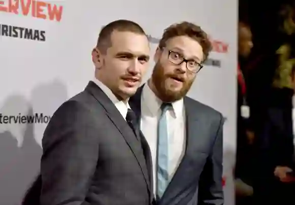 James Franco (I) y Seth Rogen asisten al estreno de "The Interview" de Columbia Pictures