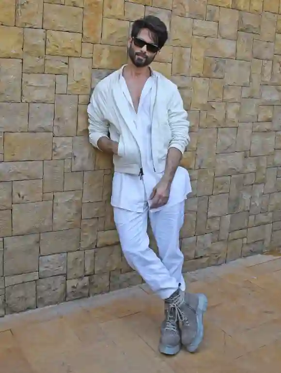 30 mars 2022, Mumbai, Maharashtra, Inde : L'acteur de Bollywood Shahid Kapoor pose pour une photo lors de la promotion de son film.