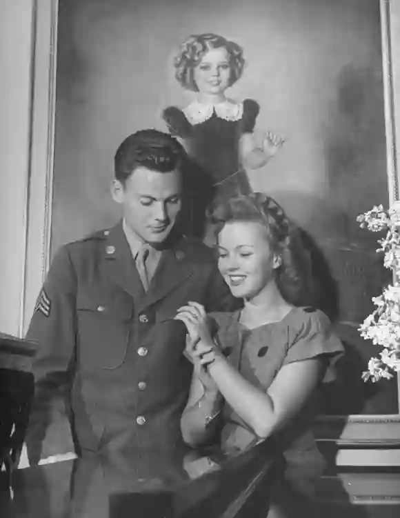 Actress  Shirley  Temple  (R),  and  Sgt.  John  Agar,  looking  at  the  ring  on  her  finger.

Pe