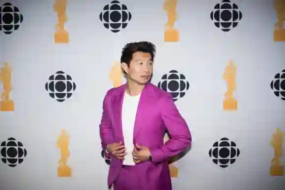 15 mai 2022, TORONTO, ON, CANADA : Simu Liu pose pour une photo sur le mur des médias après avoir été l'hôte des prix Juno 2022.