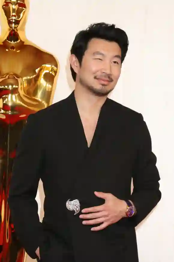 LOS ANGELES - MAR 10 : Simu Liu à l'arrivée de la 96ème cérémonie des Oscars au Dolby Theater le 10 mars 2024 à Los Angeles.