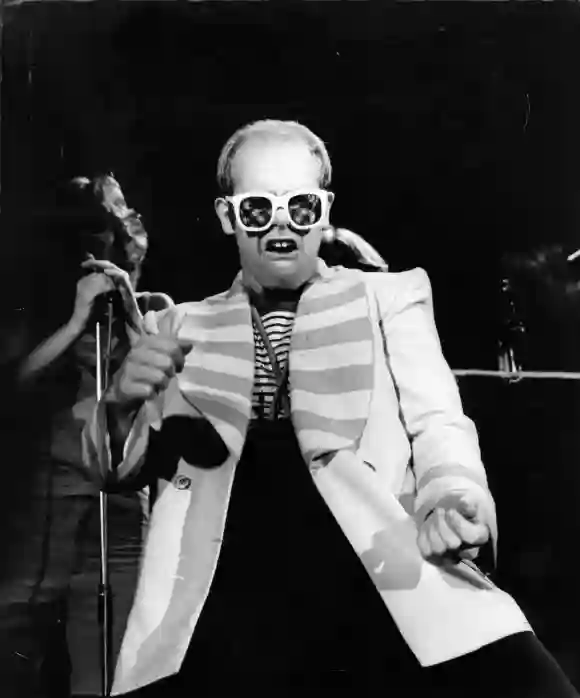 Elton John en una actuación en 1976