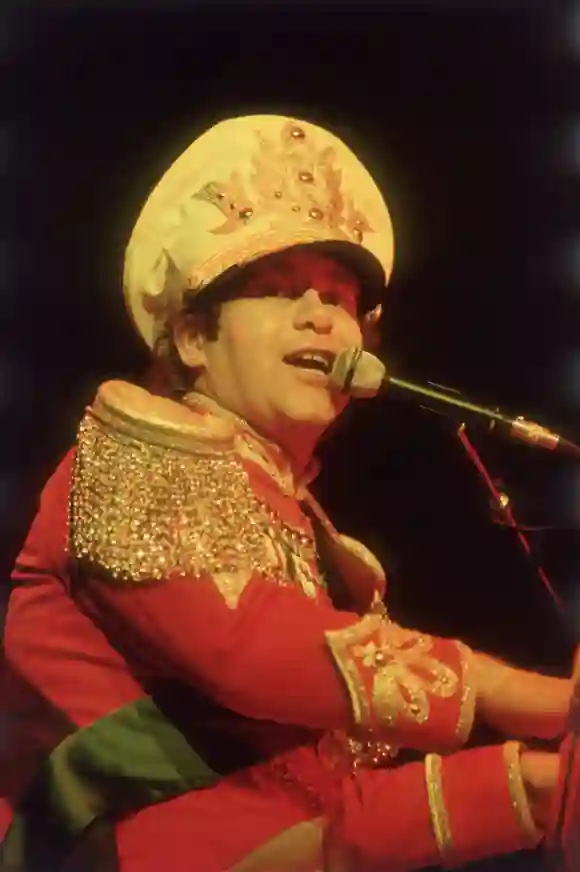 Elton John en una actuación en 1982