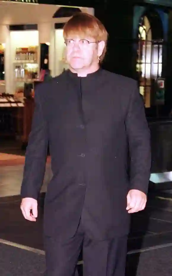 Elton John en el funeral de la Princesa Diana en 1997