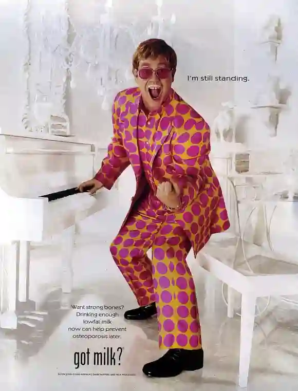 Elton John como modelo para un anuncio de 2001 de American Diary Farmers and Milk Processors