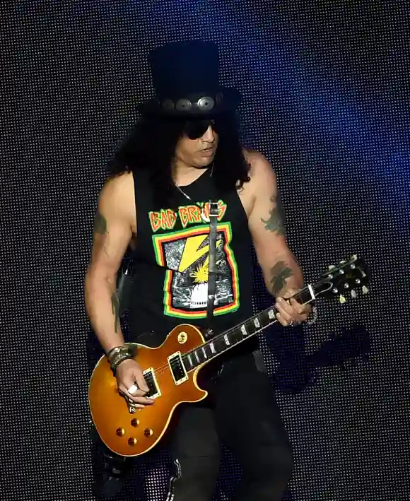 Slash de Guns N' Roses se produit sur scène lors de la deuxième journée du 2016 Coachella Valley Music &amp; Arts Festival Weekend 2 à l'Empire Polo Club le 23 avril 2016 à Indio, en Californie.