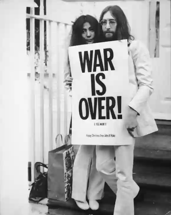 Signification de la chanson : "Happy Xmas (War Is Over)" par John Lennon et Yoko Ono histoire Noël 1971 2020