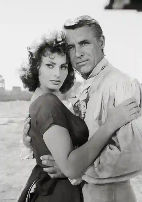 Sophia Loren and Cary Grant The Pride and the Passion 1957 PUBLICATIONxINxGERxSUIxAUTxONLY Copyri