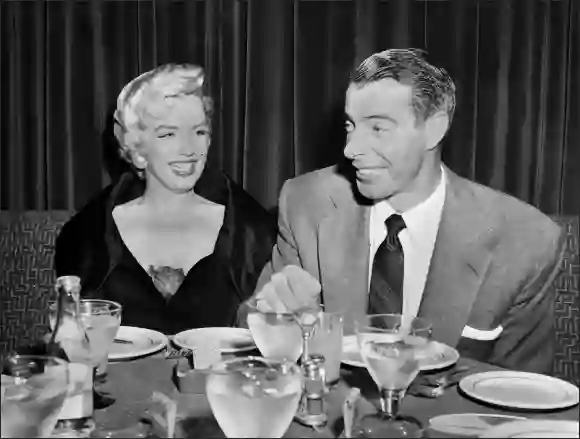 Estas estrellas están casadas con jugadores de béisbol profesionales esposas parejas novias actrices famosas modelos fotos más calientes fotos 2021 Marilyn Monroe marido Joe DiMaggio