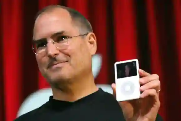 Steve Jobs, PDG d'APPLE, annonce un iPod vidéo qui lit des vidéos musicales, des podcasts vidéo, des courts métrages Pixar et des émissions de télévision populaires.