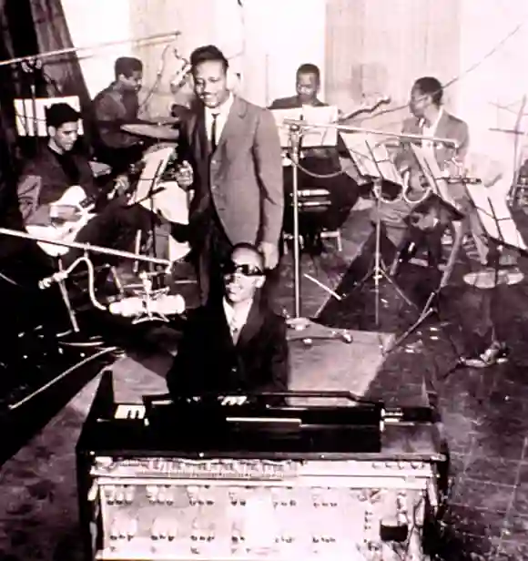 Stevie Wonder en studio d'enregistrement en 1964