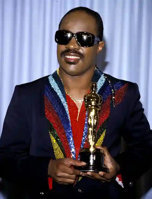 Stevie Wonder acceptant son premier Oscar en 1984 pour la meilleure chanson originale