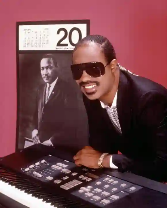 Stevie Wonder honors Martin Luther King Jr. by singing his tribute "Happy Birthday" song in 1986