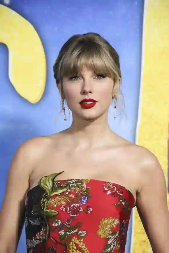 Taylor Swift wearing dress by Oscar de la Renta attends The Cats World Premiere