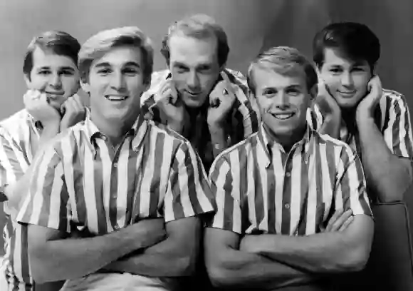 Photo publicitaire en studio : les Beach Boys : Carl Wilson, Dennis Wilson, Mike Love, Al Jardine, Brian Wilson circa 1961 Hollywood CA USA