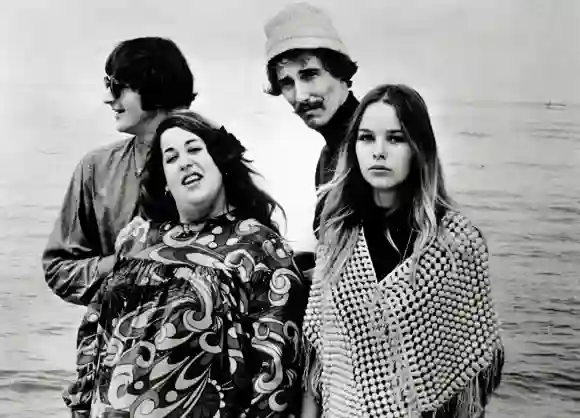 Photo publicitaire de John Phillips, Michell Phillips, Mama Cass Elliot, Denny Doherty (The Mamas and the Papas), circa 19