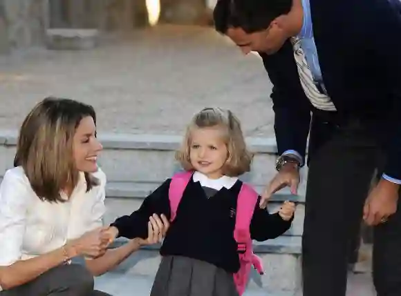 Le premier jour d'école de la famille royale en images : Princesse Leonor Espagne Reine Letizia Felipe King jeune enfance photos de famille
