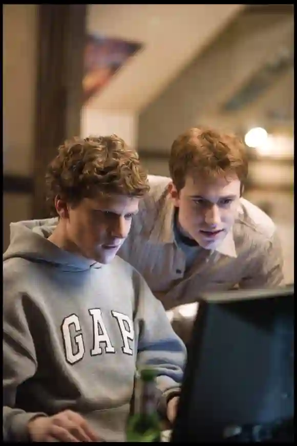 The Social Network (2010) film Facebook réalisé par David Fincher avec Jesse Eisenberg et Andrew Garfield.