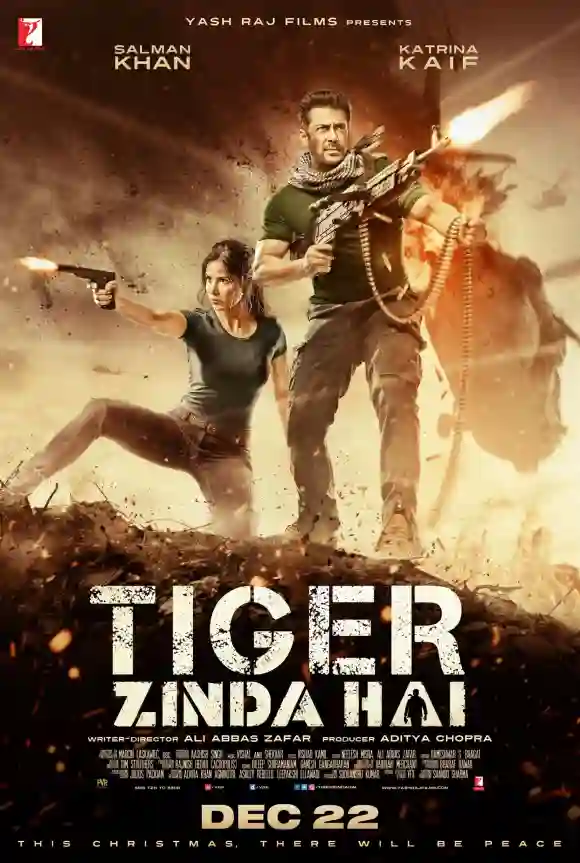 TIGER IS ALIVE, (alias TIGER ZINDA HAI), cartel, de izquierda a derecha: Katrina Kaif, Salman Khan, 2017. Yash Raj Films /Cortesía Ever
