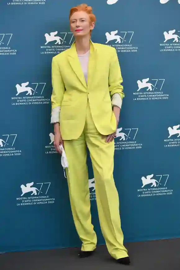 Tilda Swinton asiste al photocall de la película "The Human Voice" presentada fuera de concurso en la segunda jornada de la 77ª edición del Festival de Venecia.