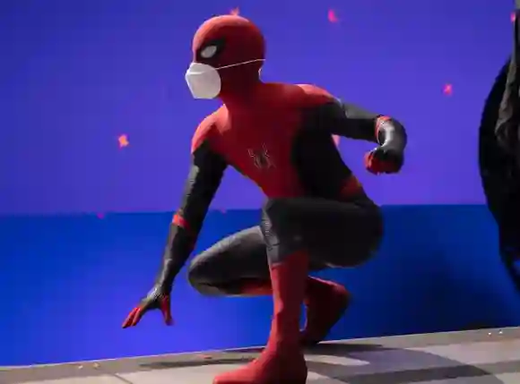 Tom Holland promueve el uso de cubrebocas en el set de la nueva película de Spider-man