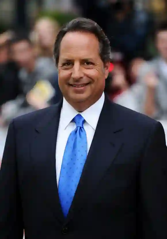 John Lovitz a joué le rôle d'"Archie Baldwin" dans la saison 3 de Two and a Half Men. Charlie Sheen