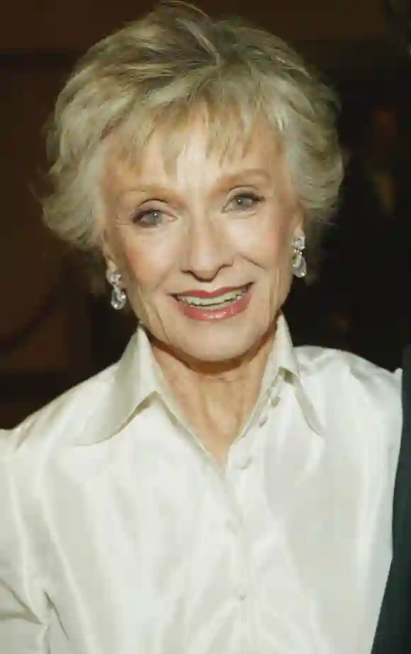 Two and a Half Men guest stars Cloris Leachmen in season 3 Alan Jon Cryer