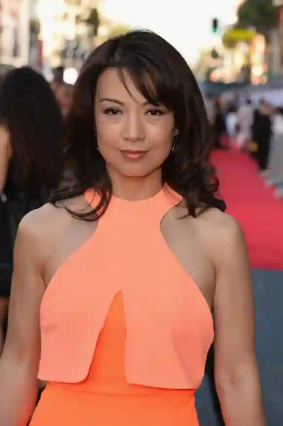 Dos hombres y medio estrellas invitadas Ming-Na Wen en la temporada 5 Charlie Harper girlfriend