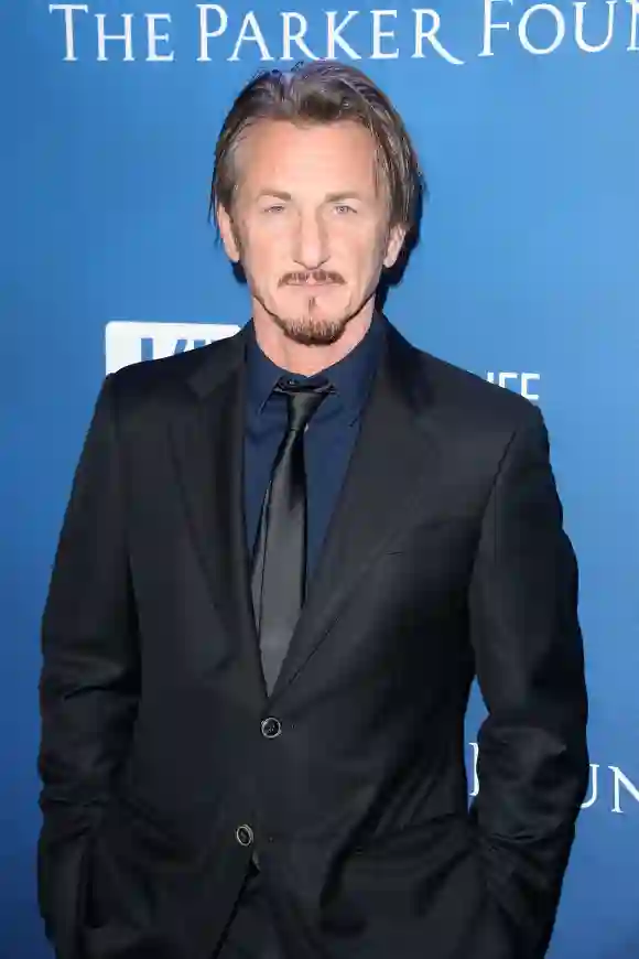 Las mejores estrellas invitadas de Two and a Half Men, Sean Penn, hicieron un cameo en la temporada 2 con Charlie Sheen.