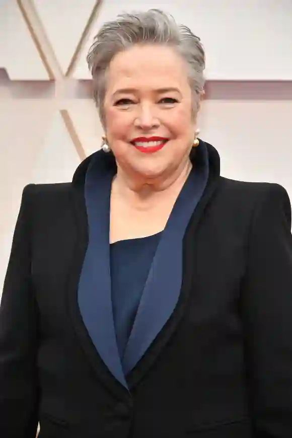 Kathy Bates, meilleure invitée de Two and a Half Men, a remporté un Emmy pour son rôle de Charlie Harper.