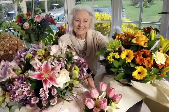 Photo de Roger Bamber : 29 mars 2007 : Portrait de l'artiste : La chanteuse Dame Vera Lynn embrasse les fleurs qui lui ont été envoyées.