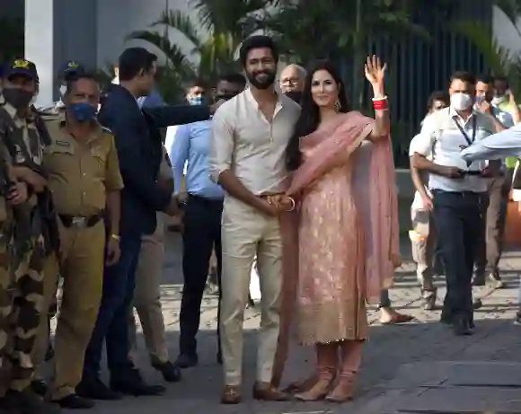 MUMBAI, INDE - 14 DECEMBRE : Les nouveaux acteurs de Bollywood Vicky Kaushal et Katrina Kaif arrivent à l'aéroport après la cérémonie de mariage.