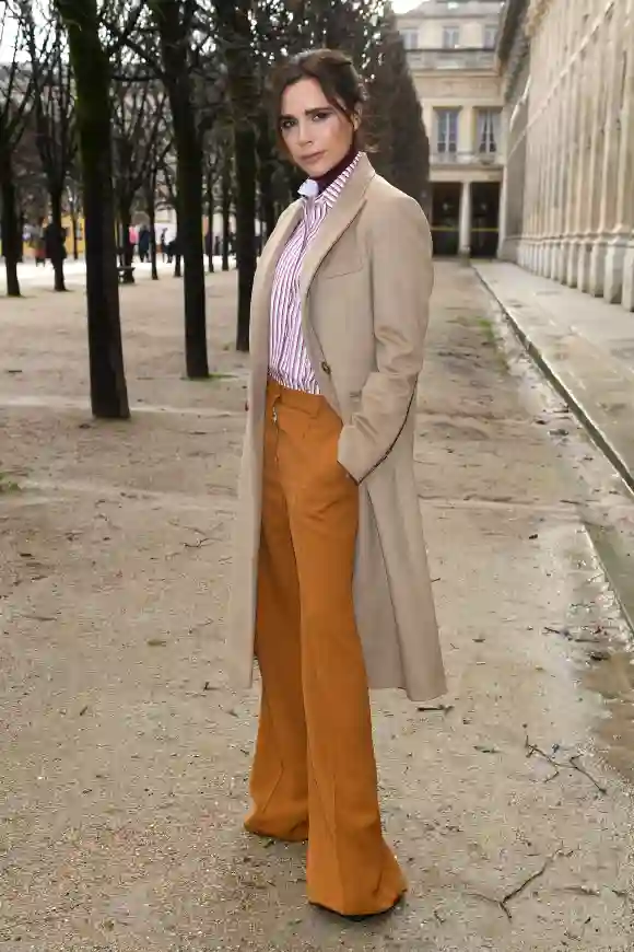 Victoria Beckham asiste al desfile Otoño/Invierno 2018-2019 de Louis Vuitton Menswear como parte de la Semana de la Moda de París el 18 de enero de 2018 en París, Francia.
