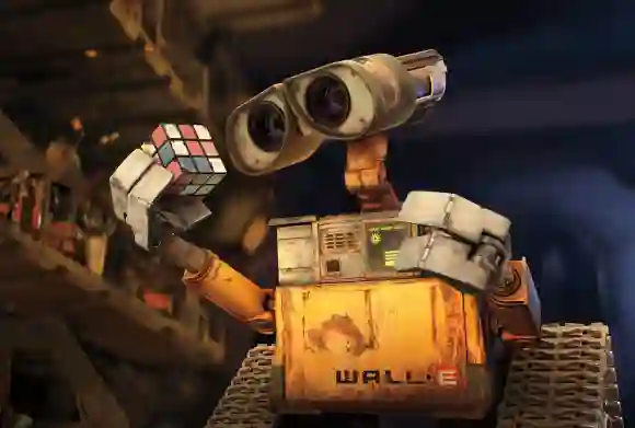 "Wall-E" sosteniendo un cubo Rubix